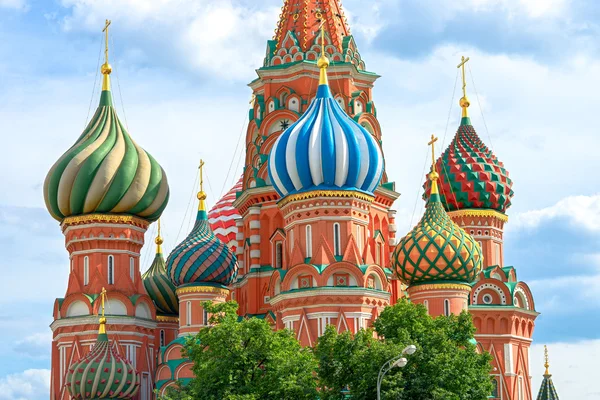 Catedral de Basilio el Bendito en la Plaza Roja de Moscú, Rusia. Construido en el siglo XVI en el antiguo estilo ruso —  Fotos de Stock