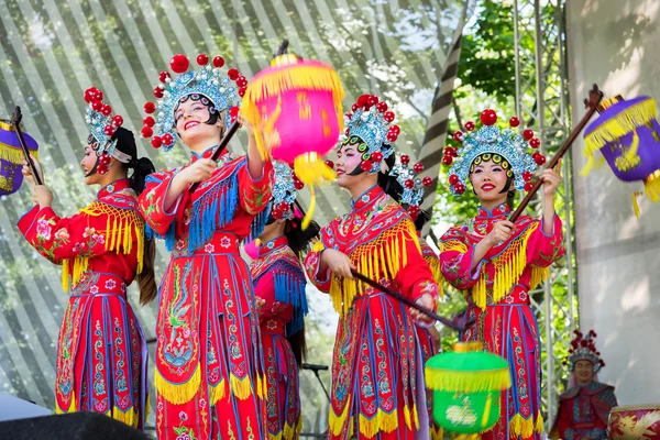 Moscú, Rusia - 31 de julio de 2016: la actuación del espectáculo chino Golden Dragon Drumpst al aire libre durante la celebración del día internacional del tigre en Moscú. Baile con linternas . — Foto de Stock