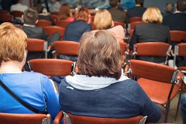 Business conferences concept and ideas. Business audience listening to the presentation in a conference hall. — Stock Photo, Image