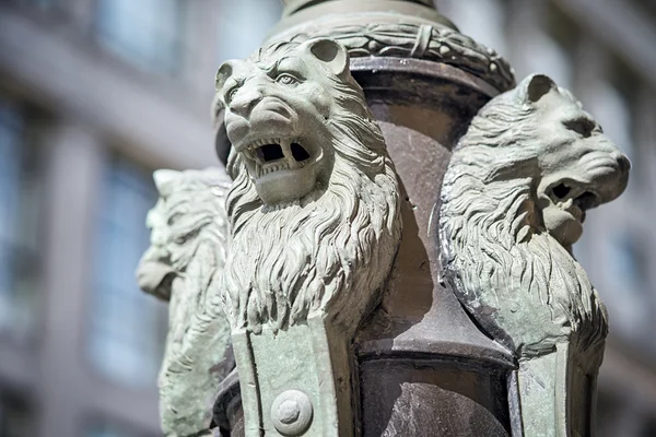 Escultura de leones poste de fonanería en la calle Ilinka en Moscú —  Fotos de Stock