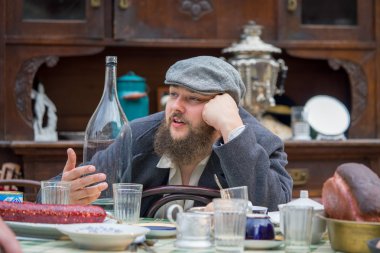 Rusya, Moskova - 10 Eylül 2016: Moscow City gün. Moskova sakinleri ve konuklar şehrin 869 yıldönümünü kutlamak. Performans Tverskaya Caddesi'nde. 60 lı yıllarda oturan adam eski iç.