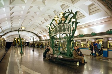 Moskova, Rusya - 6 Eylül 2016: Slaviansky Bulvarı istasyonunda metro treninin kalır.