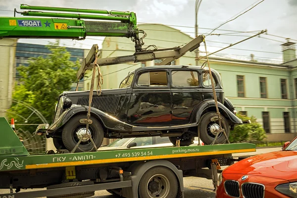 Moskau, russland - 27. mai 2016: alte deutsche autobahn horch 853 auf dem abschleppwagen auf den straßen von moskau — Stockfoto