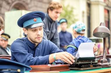 Rusya, Moskova - 10 Eylül 2016: Moscow City gün. Moskova sakinleri ve Konuklar şehrin 869 yıldönümünü kutlamak. Performans Tverskaya Caddesi'nde. Kgb adamdan bir üniformalı.