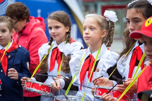 Russie, Moscou - 11 septembre 2016 : Journée de la ville de Moscou. Les résidents et les invités de Moscou célèbrent le 869 anniversaire de la ville. Performance sur Tverskaya Street. Événement public. Pionnier tambour enfants . — Photo