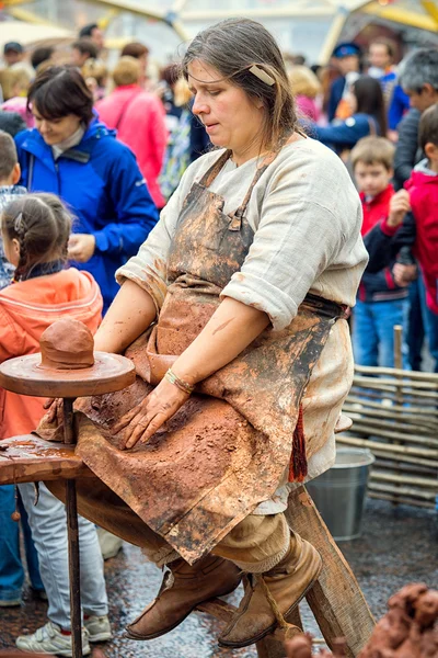 Moskwa, Rosja - 11 września 2016: Moscow City dnia, 869-lecia miasta. Wydajność przy ulicy Tverskaya. Potter kobieta koło garncarskie — Zdjęcie stockowe