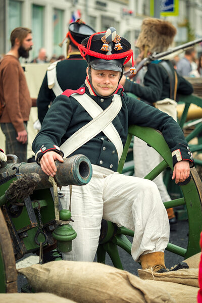 Москва, Россия - 11 сентября 2016 года: День города Москвы, 869-летие города. Выступление на Тверской улице. Инсталляция, посвященная кинотеатру "Мир и война". Французские солдаты в форме
.