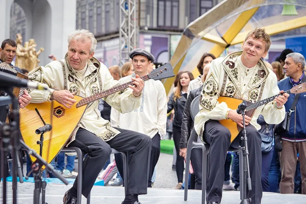 Μόσχα, Ρωσία - 11 Σεπτεμβρίου 2016: Πόλης Μόσχα την ημέρα. Μόσχα κατοίκους και επισκέπτες γιορτάζουν το 869 επετείου της πόλης. Απόδοση επί της οδού Tverskaya. Μουσική μπάντα εκτελεί αναπαραγωγή μπαλαλάικες. — Φωτογραφία Αρχείου