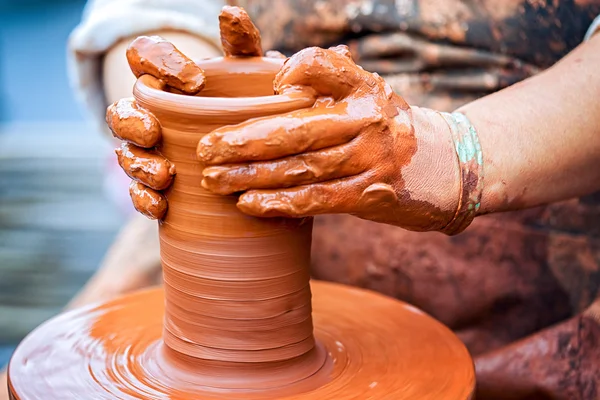 Manos de un alfarero, creando un frasco de tierra en el círculo — Foto de Stock