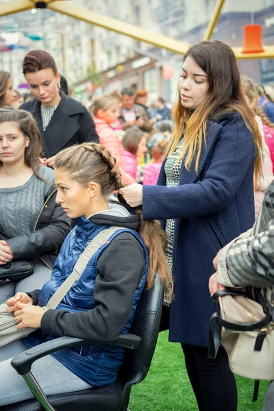 Moscow, Oroszország - szeptember 11, 2016: Moscow City nap. Moszkva lakosok és a vendégek ünnepelni, 869 évfordulója alkalmából a város. Fodrász szalon, afro-fonás Pigtailek. — Stock Fotó