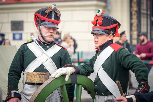 Moscú, Rusia 11 de septiembre de 2016: Día de la Ciudad de Moscú. Los residentes e invitados de Moscú celebran el 869 aniversario de la ciudad. Reconstrucción histórica - dos soldados en uniforme de la era de la Primera Guerra Mundial . —  Fotos de Stock