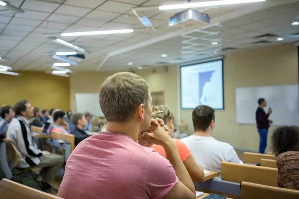 Widok z tyłu ludzi biznesu, uważnie słuchając konferencji. — Zdjęcie stockowe