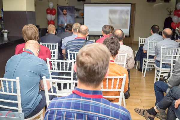Audiência em uma sala de conferências durante a apresentação de negócios — Fotografia de Stock
