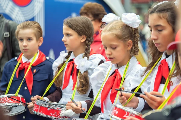 Μόσχα, Ρωσία - 11 Σεπτεμβρίου 2016: Πόλης Μόσχα την ημέρα. Μόσχα κατοίκους και επισκέπτες γιορτάζουν το 869 επετείου της πόλης. Απόδοση επί της οδού Tverskaya. Δημόσια εκδήλωση. Πρωτοπόρος ντράμερ παιδιά. — Φωτογραφία Αρχείου