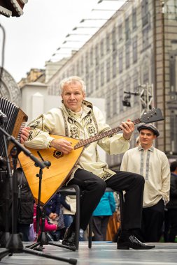 Moskova, Rusya - 11 Eylül 2016: Moscow City gün. Moskova sakinleri ve Konuklar şehrin 869 yıldönümünü kutlamak. Performans Tverskaya Caddesi'nde. Müzik grubu oyun balalaikas gerçekleştirir.