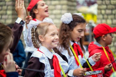 Rusya, Moskova - 11 Eylül 2016: Moscow City gün. Moskova sakinleri ve Konuklar şehrin 869 yıldönümünü kutlamak. Mutlu davulcu çocuk tüm sendika Lenin öncü örgüt üyeleri.