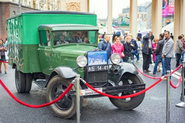 Moskova, Rusya - 11 Eylül 2016: Moscow City gün. Moskova sakinleri ve Konuklar şehrin 869 yıldönümünü kutlamak. Retro araba Gaz-Aa için askeri amaçlı 1942 baskı.