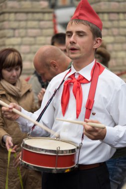 Rusya, Moskova - 11 Eylül 2016: Moscow City gün. Moskova sakinleri ve Konuklar şehrin 869 yıldönümünü kutlamak. Performans Tverskaya Caddesi'nde. Kamu-olay. Öncü lider davulcu.