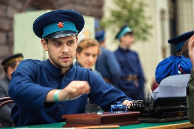 Rusya, Moskova - 10 Eylül 2016: Moscow City gün. Moskova sakinleri ve Konuklar şehrin 869 yıldönümünü kutlamak. Performans Tverskaya Caddesi'nde. Kgb adamdan bir üniformalı.