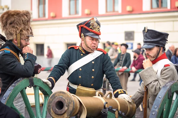 俄罗斯莫斯科-2016 年 9 月 11 日︰ 869 年莫斯科市的庆祝活动。重建历史-的第一次世界大战时代的三个士兵。商务会议的概念 — 图库照片