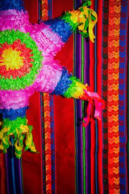 Yıldız kopya alanı Halı zemin üzerine renkli kağıt