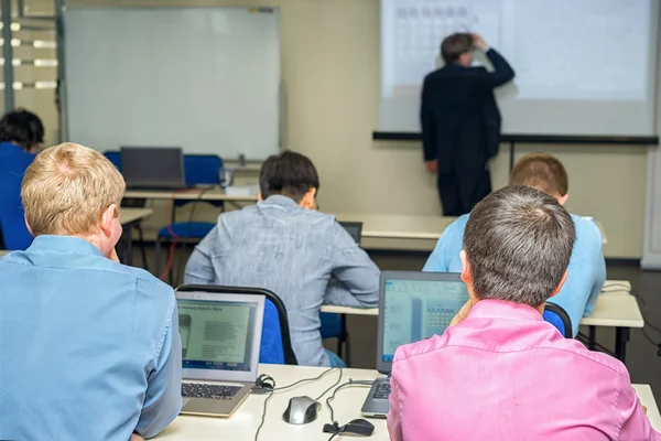 Бизнес-тренинг для взрослых студентов с ноутбуками в классе — стоковое фото