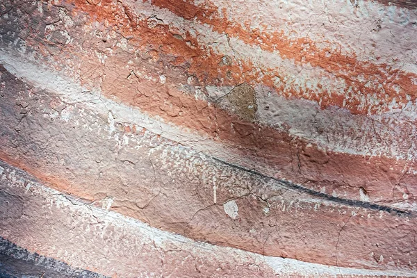 Bandes diagonales marron blanc et noir sur un mur en béton — Photo