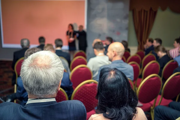 Vue arrière des personnes sur la conférence d'affaires — Photo