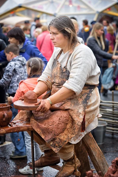 Moscú, Rusia - 11 de septiembre de 2016: Día de la Ciudad de Moscú, 869 aniversario de la ciudad. Actuación en la calle Tverskaya. Mujer alfarero la rueda del alfarero — Foto de Stock