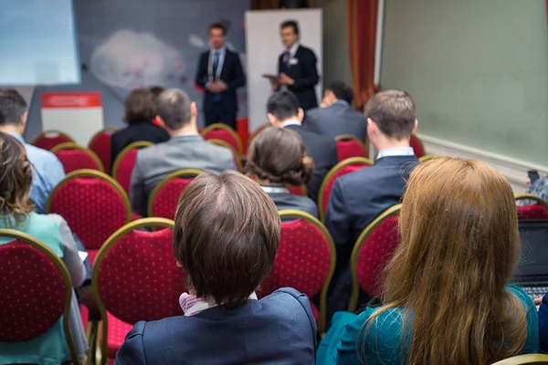 Achteraanzicht van mensen op de handelsconferentie — Stockfoto