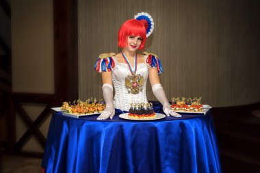 Moskova, Rusya - 18 Eylül 2016: stilize Rus ulusal renkleri ve silah kat etekler memnuniyetle Konuklar yiyecek ve içecekler ile şeklinde bir tabloyla elbise olan Bayan büfesi, etkileyici.