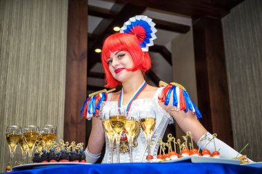 Moskova, Rusya - 18 Eylül 2016: stilize Rus ulusal renkleri ve silah kat etekler memnuniyetle Konuklar yiyecek ve içecekler ile şeklinde bir tabloyla elbise olan Bayan büfesi, etkileyici.