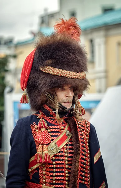 Moscou, Rússia - 11 de setembro de 2016: Dia da Cidade de Moscou, 869 aniversário da cidade. Performance em Tverskaya Street. Soldado francês era Napoleão em um chapéu de abeto enorme e uniforme . — Fotografia de Stock