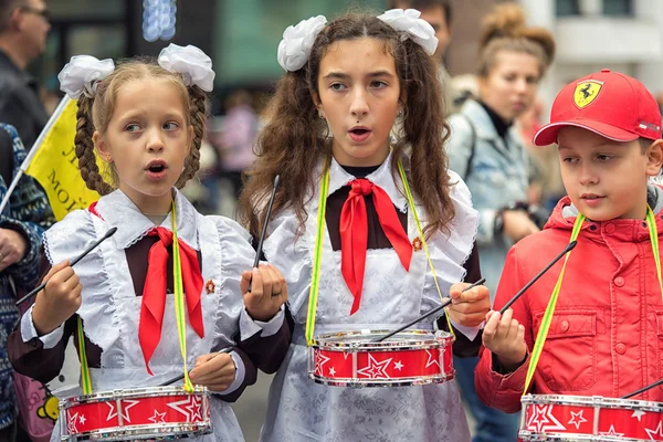Russia, Moscow - September 11, 2016: Moscow City Day. Moscow residents and guests celebrate the 869 anniversary of the city. Performance on Tverskaya Street. Public-event. Pioneer drummer children. — Stock Photo, Image