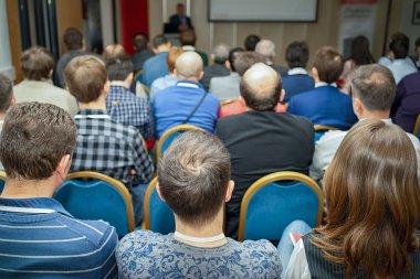 konferans salonunda toplantı.