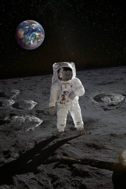 Astronot Ay yüzeyinde ve Dünya gezegeninin arkasında. Bu görüntünün elementleri NASA tarafından desteklenmektedir.