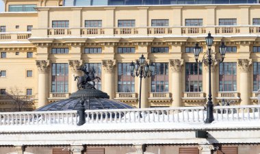 Manege Square. Glass cupola crowned by a statue of Saint George, holy patron of Moscow. (Inscription in Russian: names of famous cities in the world).