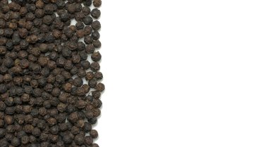 Beyaz arka planda izole edilmiş siyah biber ya da karabiber yakın çekim.