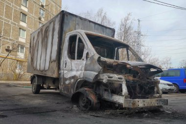 Moskova, Rusya - 15 Nisan 2021: Moskova caddesindeki bir otoparkta yanmış bir kamyon.