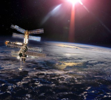 Uzaydaki bulutlu toprağın altındaki uzay istasyonu. Bu görüntünün elementleri NASA tarafından desteklenmektedir.