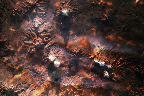 Collage Avec Des Reflets Lave Rouge Plusieurs Volcans Enneigés Recouverts — Photo