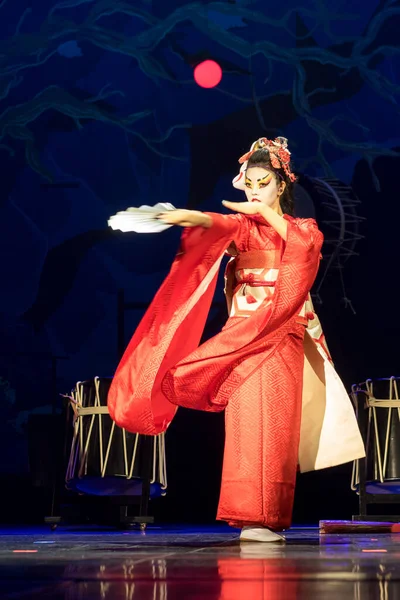 Kvinnan Dansar Med Ett Fan Traditionell Japansk Föreställning Röd Räv — Stockfoto