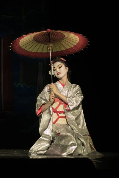 Japansk Kvinna Traditionell Kimono Med Paraply Sittande Knä — Stockfoto
