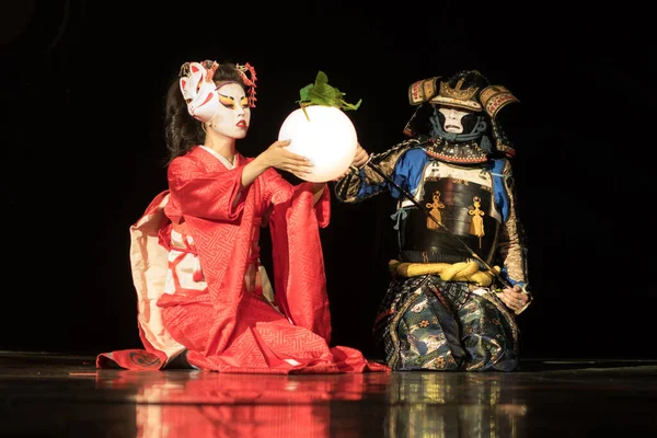Japansk Geisha Traditionell Kimono Och Räv Mask Håller Sfär Lampa — Stockfoto
