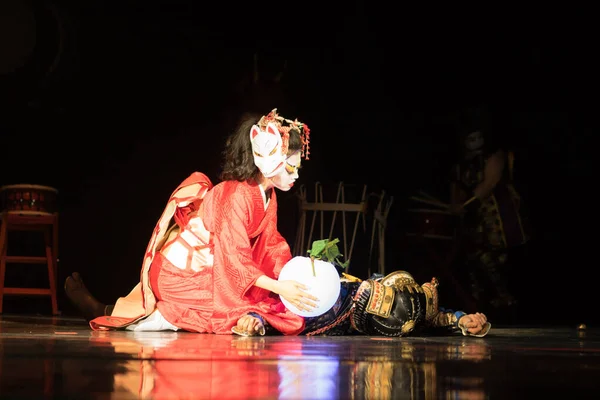 Japansk Kvinna Sörjer Död Samuraj Som Sitter Knä Med Lampa — Stockfoto
