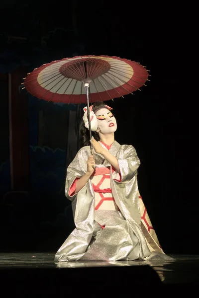Japansk Kvinna Traditionell Kimono Med Paraply Sittande Knä Mörker Ljusare — Stockfoto