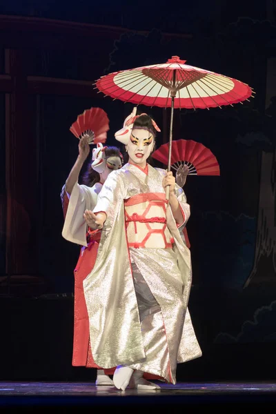 Japanska Kvinnor Traditionell Kimono Dansar Med Paraply Och Fans Traditionell — Stockfoto