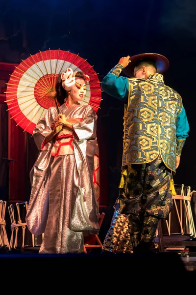 Japansk Kvinna Geisha Traditionell Kimono Och Möter Och Kino Kitsune — Stockfoto