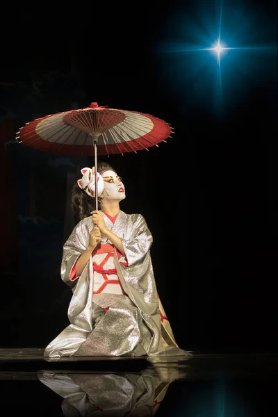 Geisha Traditionell Kimono Med Paraply Sittande Knä Mörker Ljusare Stjärnan — Stockfoto