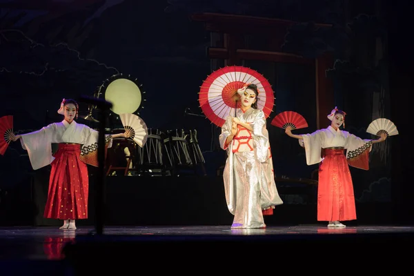 Japanska Kvinnor Traditionell Kimono Dansar Med Paraply Och Fans Mörk — Stockfoto